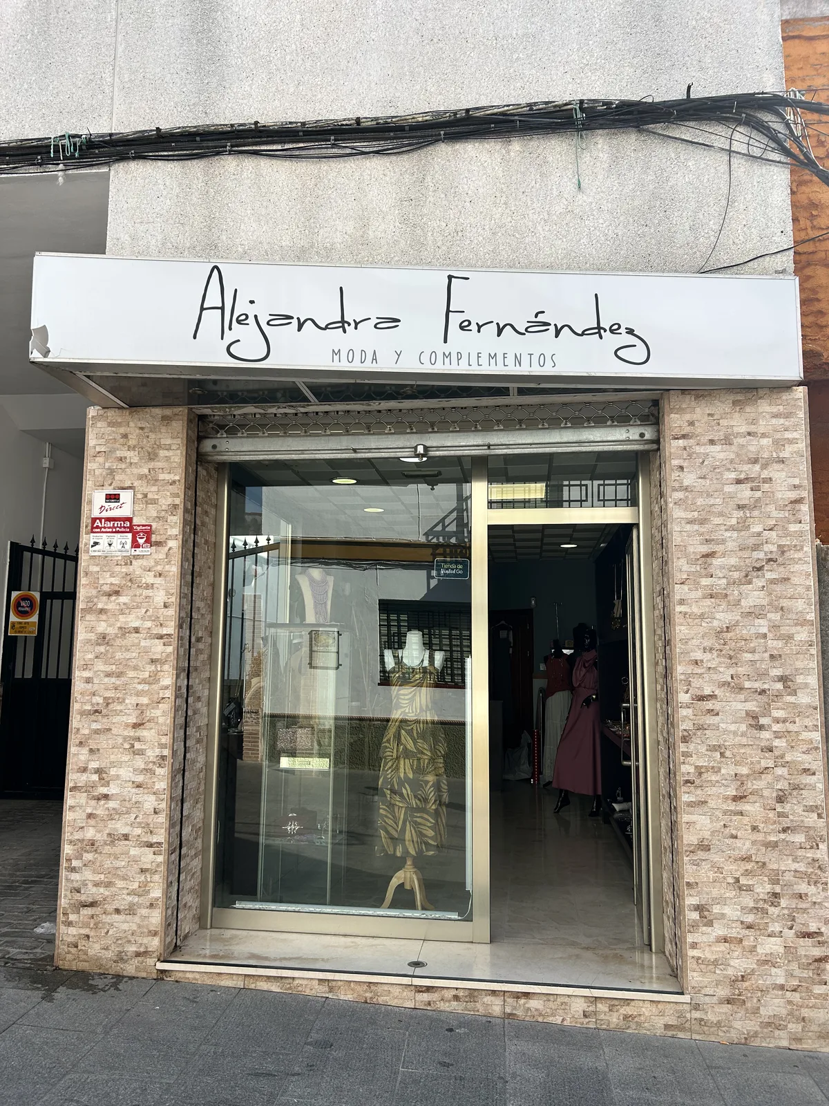 Fachada de la boutique Alejandra Fernández Moda y Complementos en Ginés, Sevilla