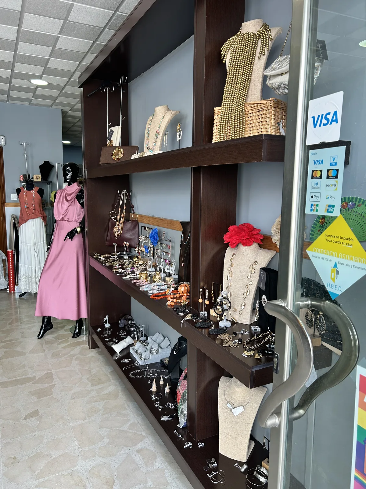 Selección de bisutería y complementos en la boutique Alejandra Fernández