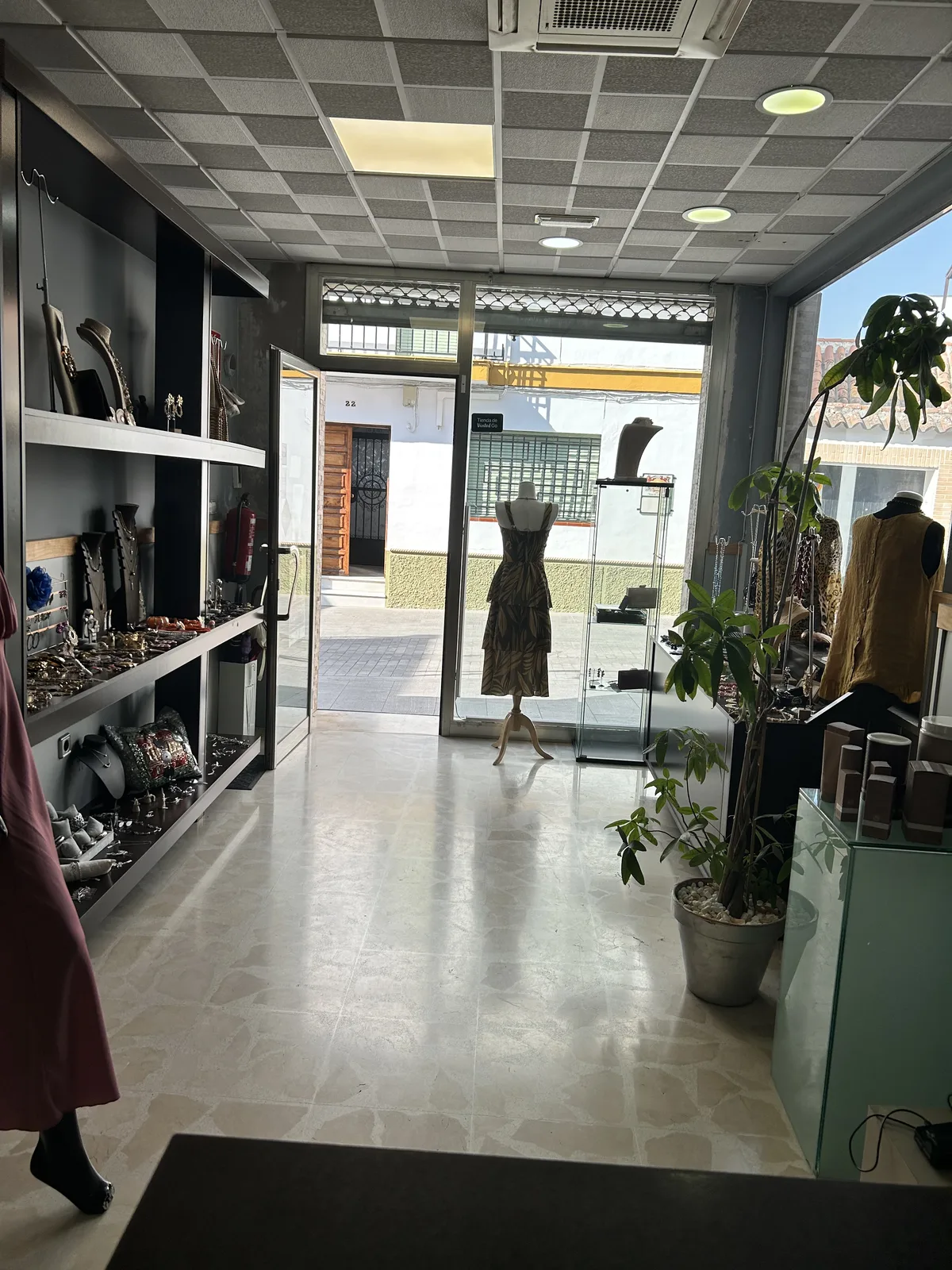 Interior de la boutique Alejandra Fernández con calzado y complementos