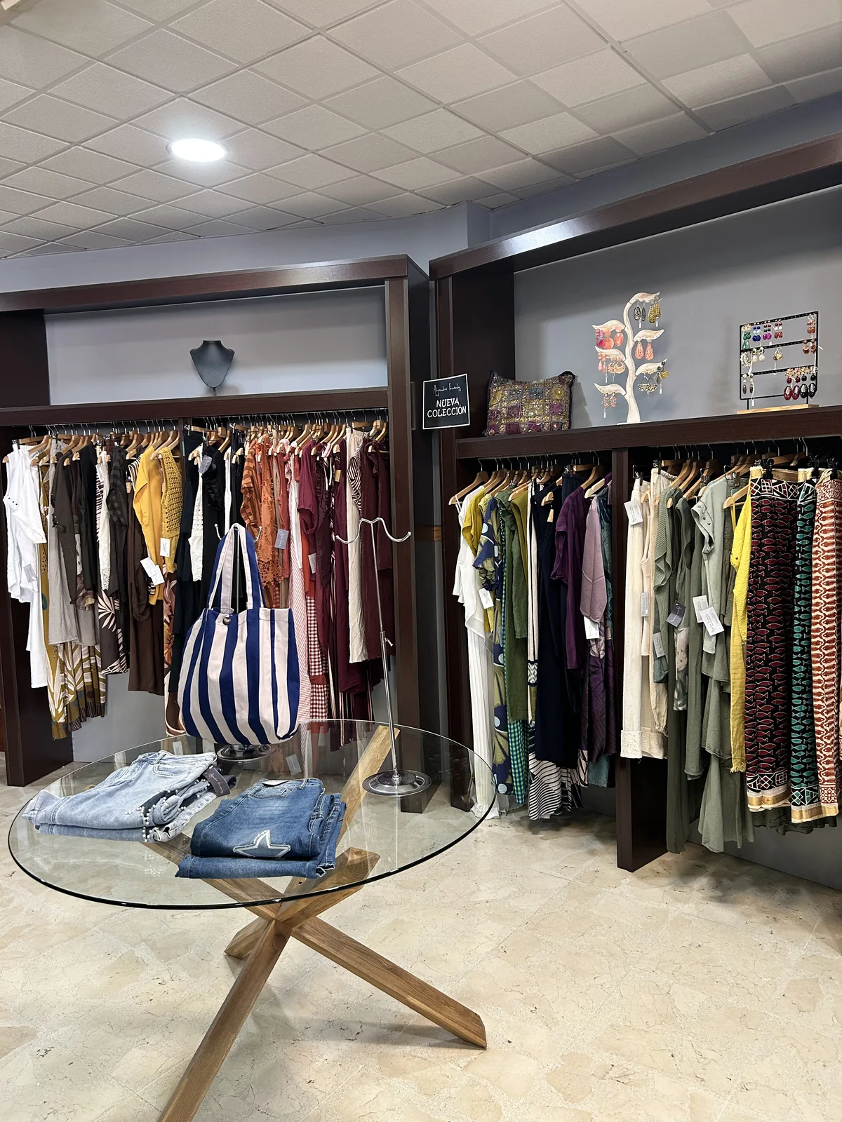 Percheros con prendas de la colección en la boutique Alejandra Fernández