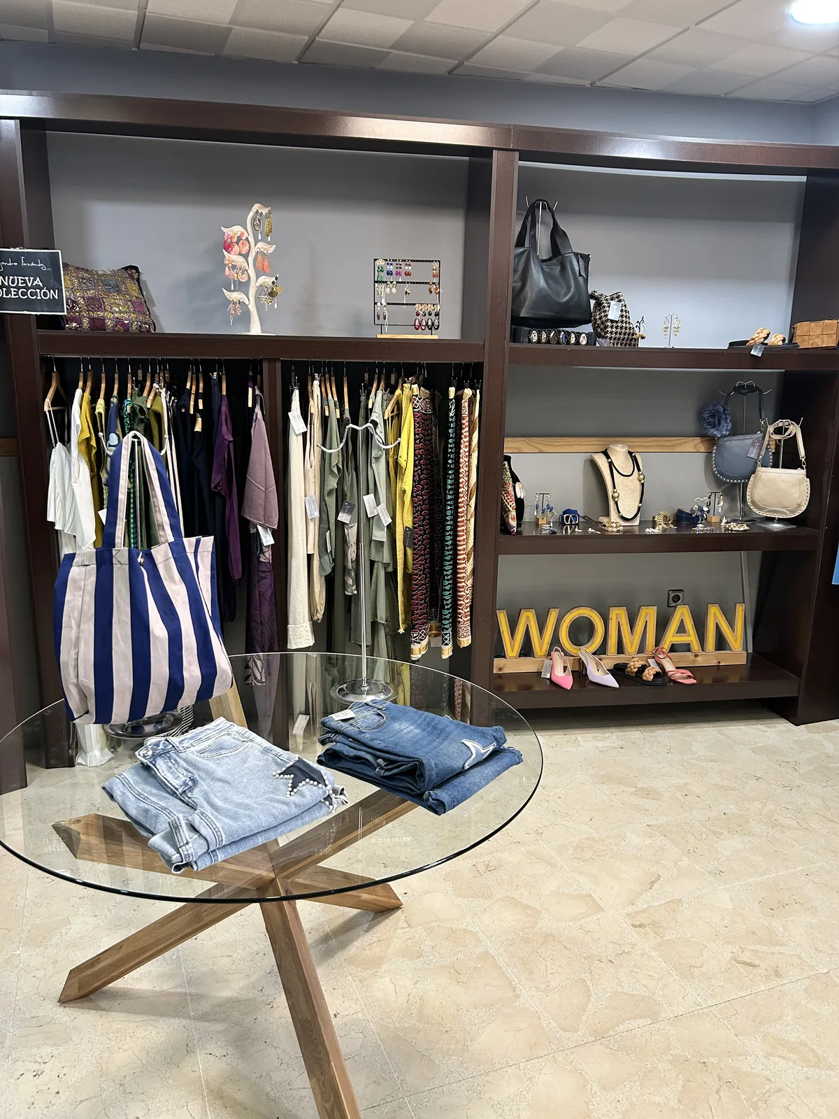 Selección de moda y bolsos en la boutique Alejandra Fernández